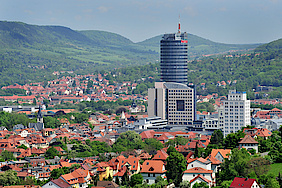 Panorama Jena mit JenTower im Mittelpunkt. 